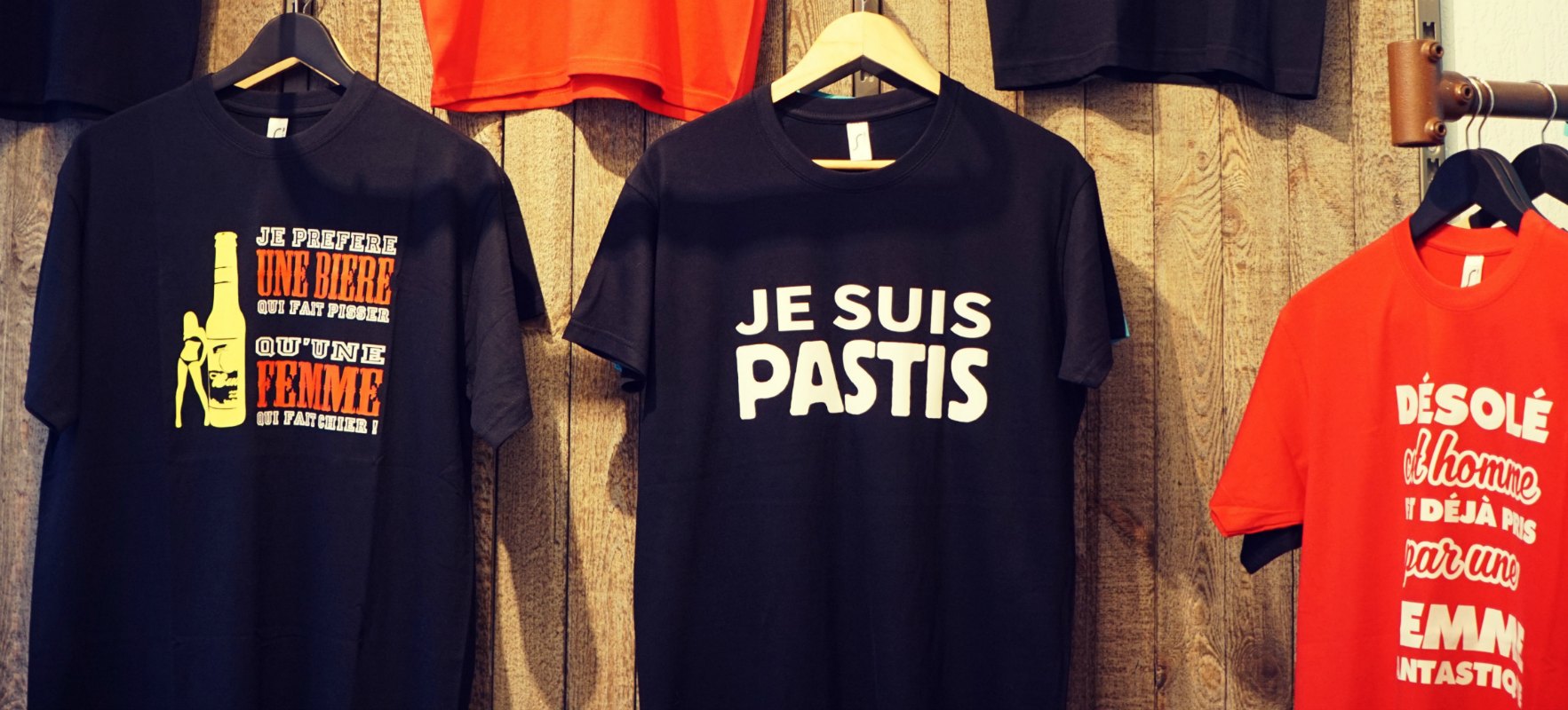 Offrir un t-shirt personnalisé à une femme