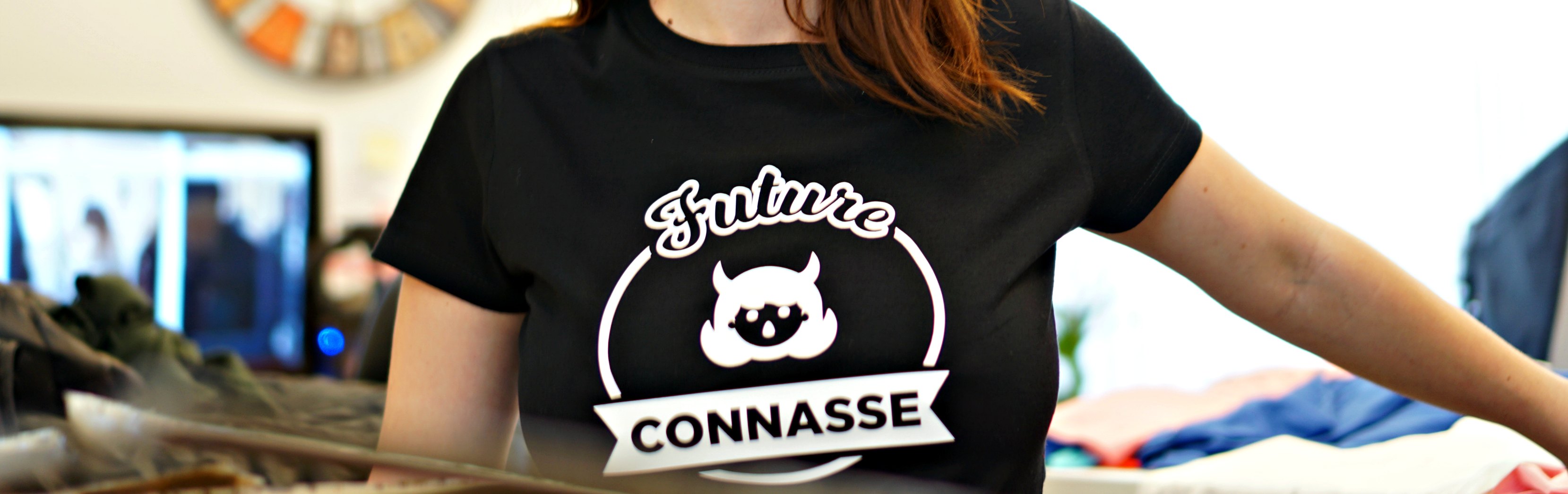 Offrir un t-shirt personnalisé à une femme