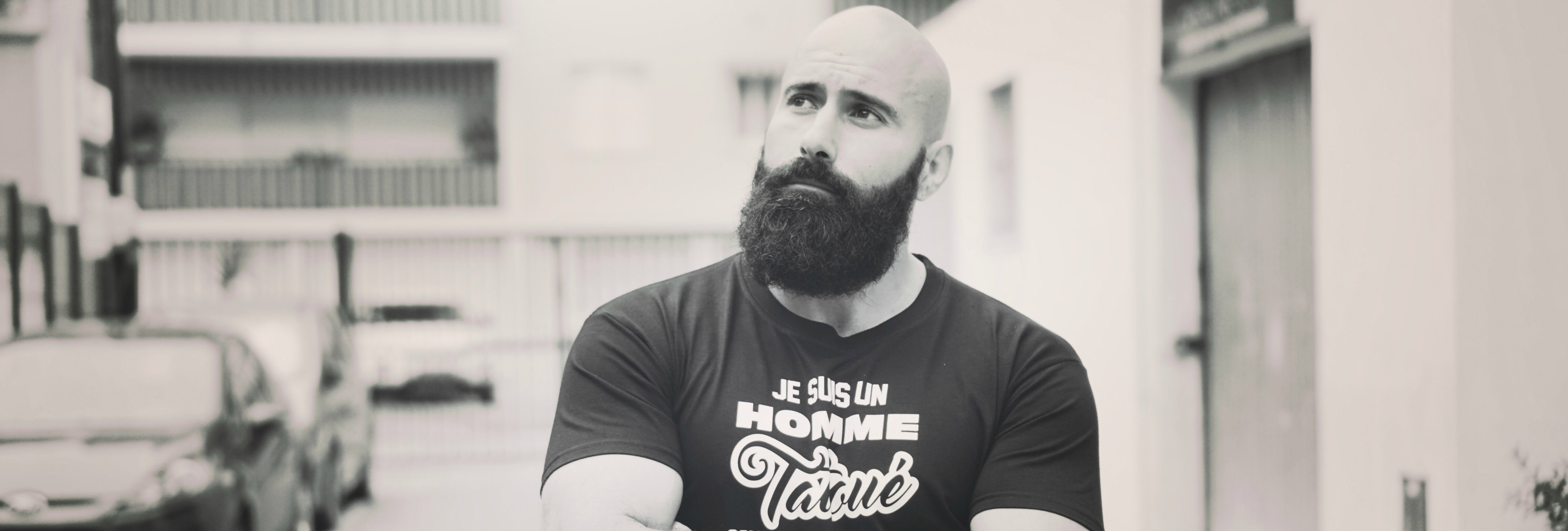 Offir un t-shirt personnalisé à un homme
